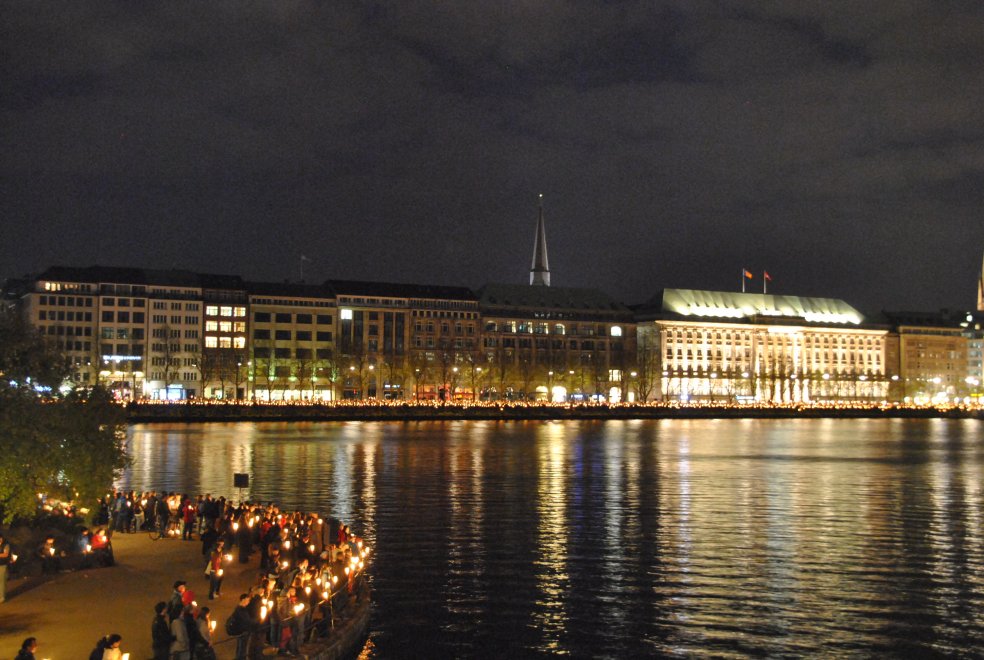 Kirchentag in Hamburg: Abendsegen und Lichtermeer an der Alster