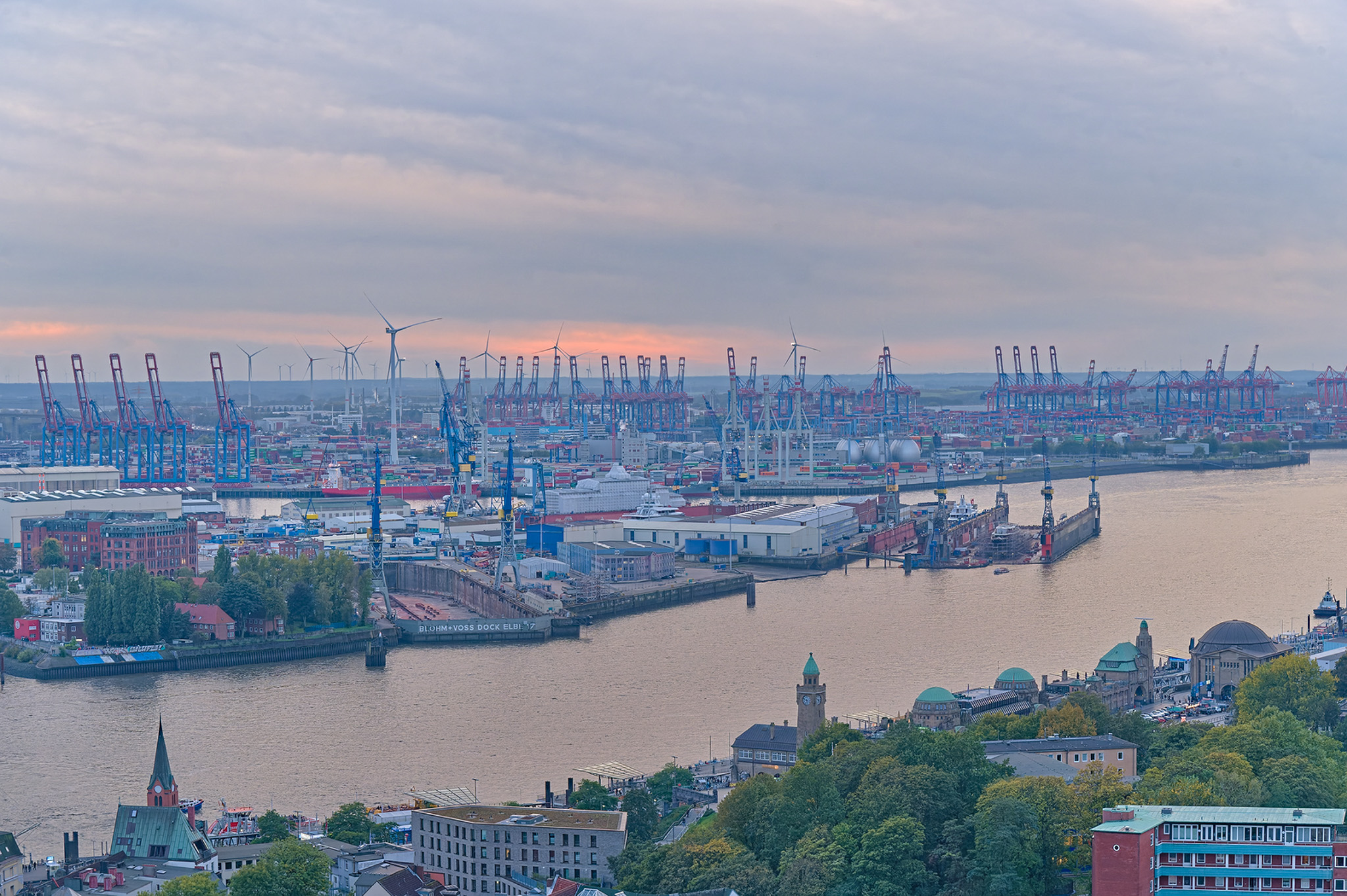 Hamburg vom Michel-Turm aus gesehen